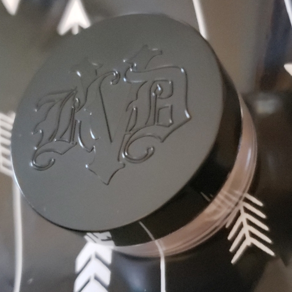 MINI KVD VEGAN BEAUTY LOCK-IT SETTING POWDER. - Picture 4 of 6